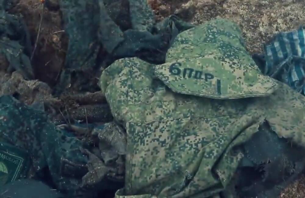 Цинизм зашкаливает - мамкам отправляют "пустышки": в рф закопали солдата, который в это время лежал в окопе в Украине - видео
