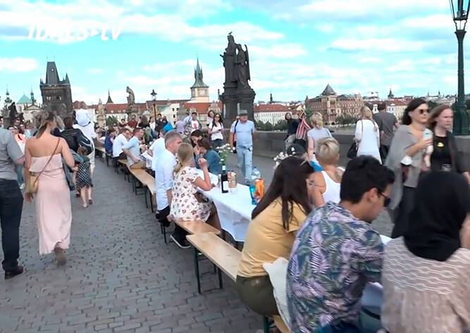 Сотни пражан поужинали за праздничным столом на Карловом мосту: видео