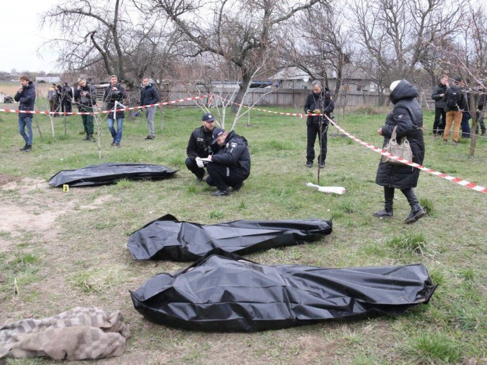 В Бородянке обаружили две братских могилы с телами мирных жителей. В одной была захоронена 15-летняя девушка – полиция