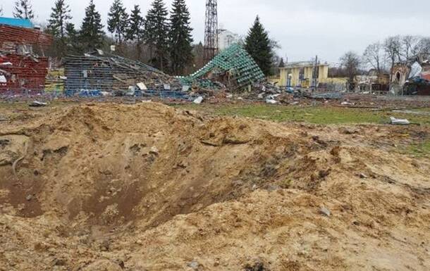 Оккупанты уничтожили стадион в Чернигове 500-килограммовыми бомбами