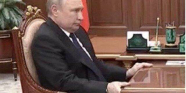 Хочет забрать стол себе. Мемы и шутки о недавней встрече Путина с министром обороны РФ по Мариуполю