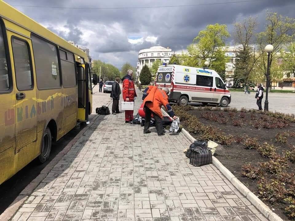 Оккупанты обстреляли школьный автобус, вывозивший людей из Попасной – глава ОВА