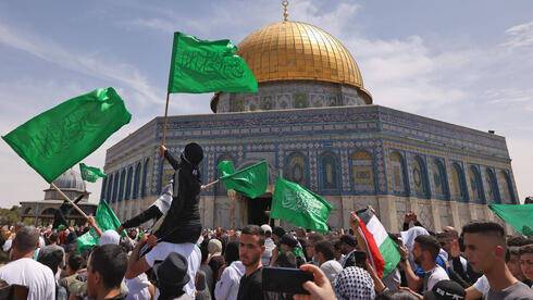 Флаги ХАМАСа на Храмовой горе: мусульмане бросают камни в полицейских