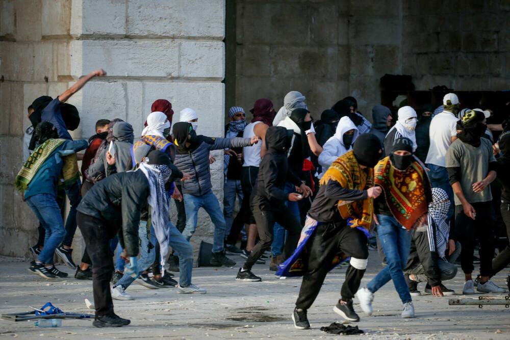 Полиция разгоняет демонстрацию на Храмовой горе дронами со слезоточивым газом. Есть пострадавшие