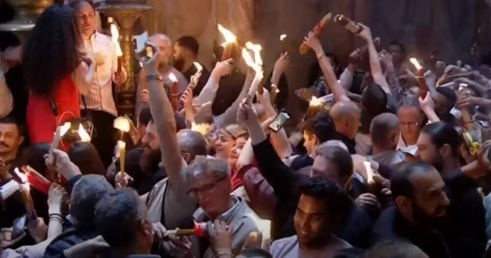 Благодатный огонь сошел в храме Гроба Господня в Иерусалиме (видео)