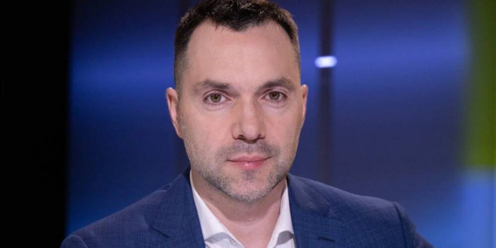 «Начувайтесь». Арестович заявил, что оккупанты хотят вывести украинских пленных на «парад» 9 мая