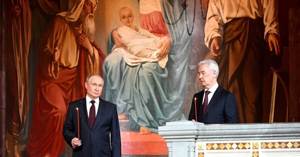 Кремль опубликовал старые фото Путина, выдав их за пасхальное богослужение 24 апреля