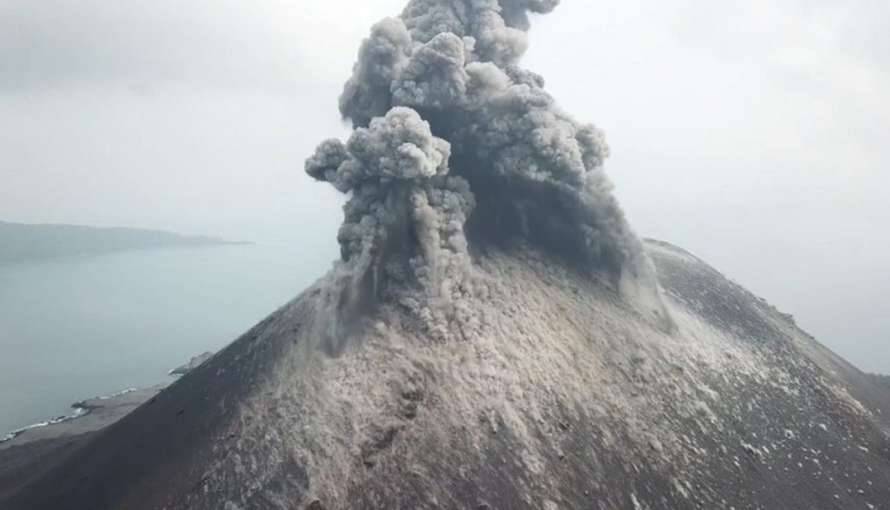 Вулкан Анак-Кракатау начал извергаться в Индонезии (видео)