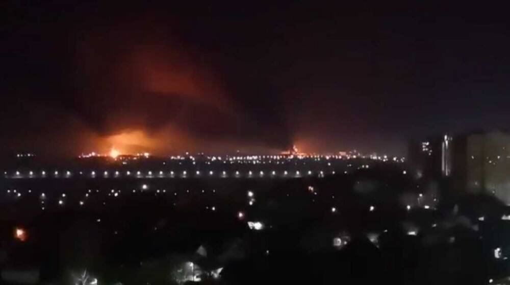 В российском Брянске раздались взрывы, горит местная нефтебаза