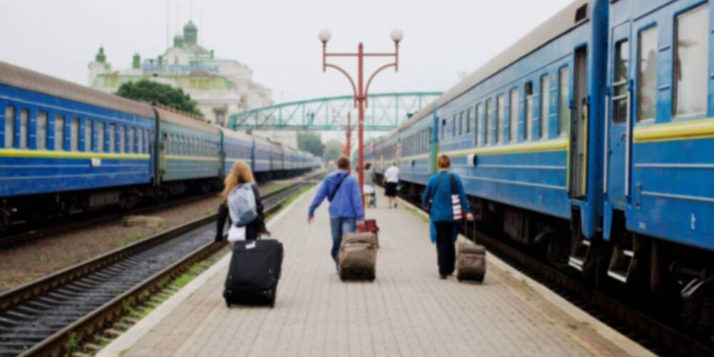 Из-за обстрелов и повреждений тяговых подстанций задерживается движение поездов запада Украины — Укрзалізниця