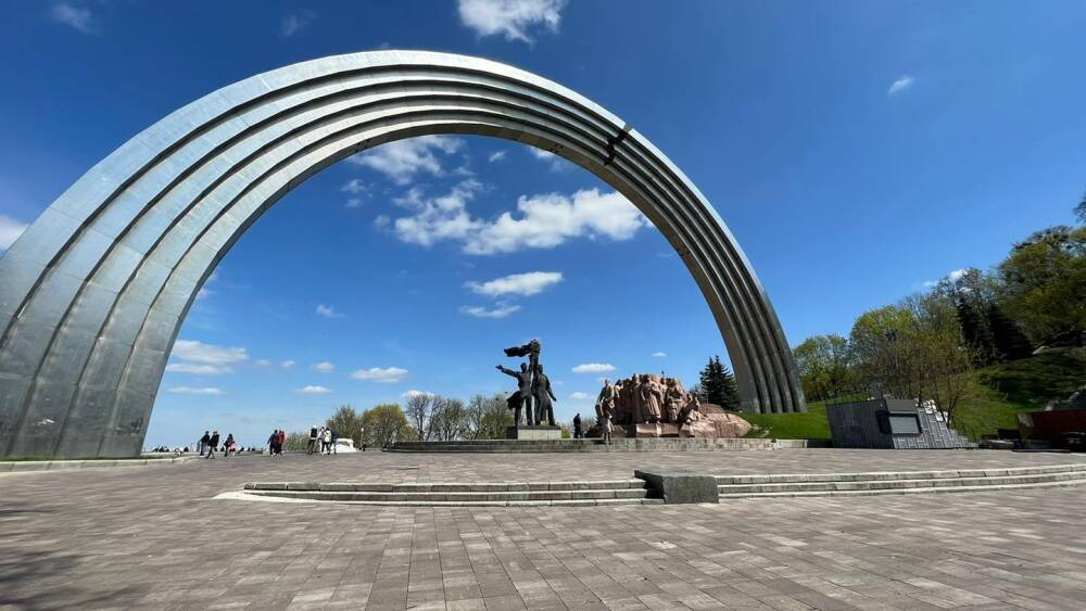 В Киеве демонтируют скульптуру, посвященную "воссоединению Украины и России"