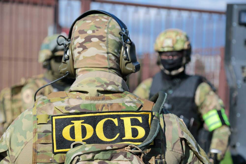 Головокружительное покушение на Соловьева: квартира «террористов» оказалась до потолка завалена свастиками