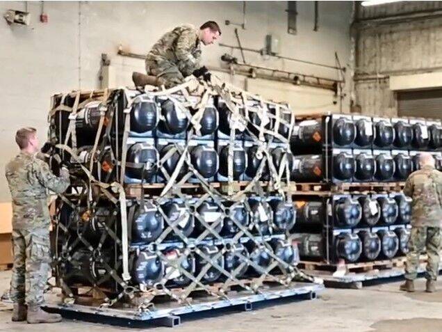 Пентагон опубликовал видео, как в США готовят к отправке в Украину комплексы Stinger и Javelin
