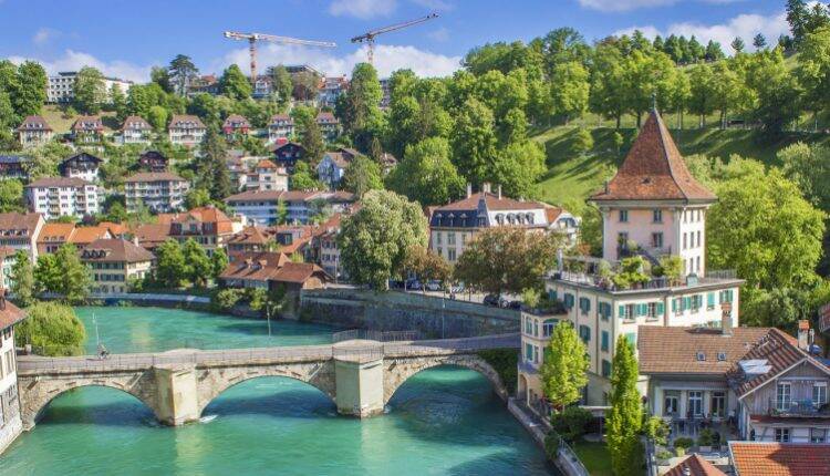 Швейцария возобновит выдачу виз в мае