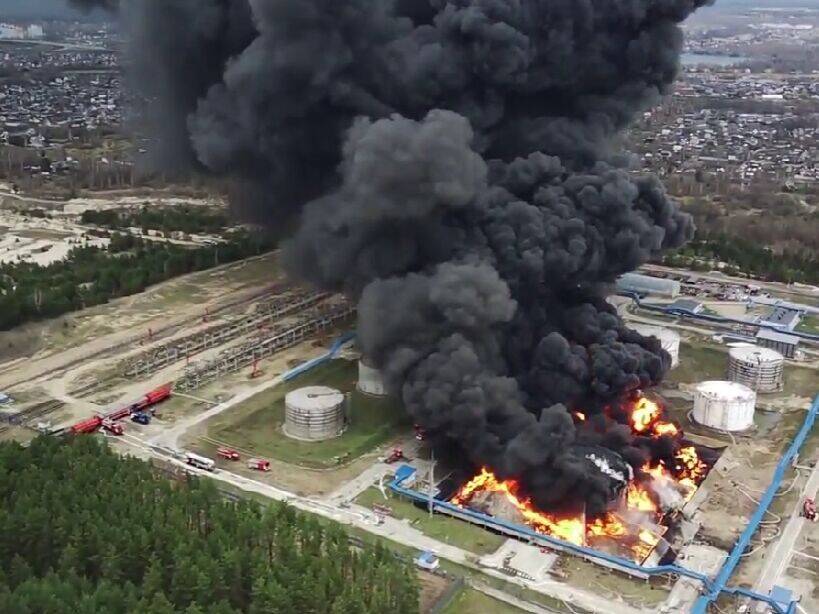Пожары на нефтебазах в Брянске сняли с дрона. Они продолжаются более суток. Видео