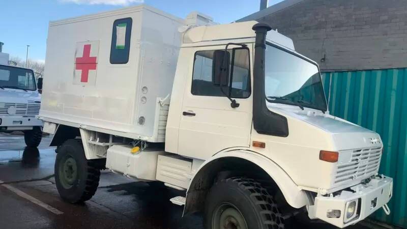 Британия прислала в Украину усовершенствованные машины скорой помощи: бронированные и на несколько мест