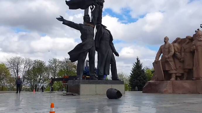 В центре Киева начали сносить советский монумент "дружбы народов"