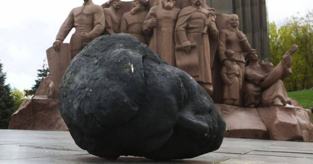 В Киеве снесли памятник трудящимся под аркой Дружбы народов (видео)