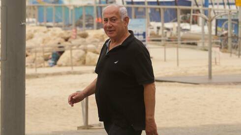 В мятых трениках: Нетаниягу прогулялся по Тель-Авиву в непривычном виде