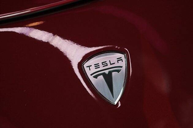Акции Tesla дешевеют на 8% после решения о покупке Илоном Маском соцсети Twitter