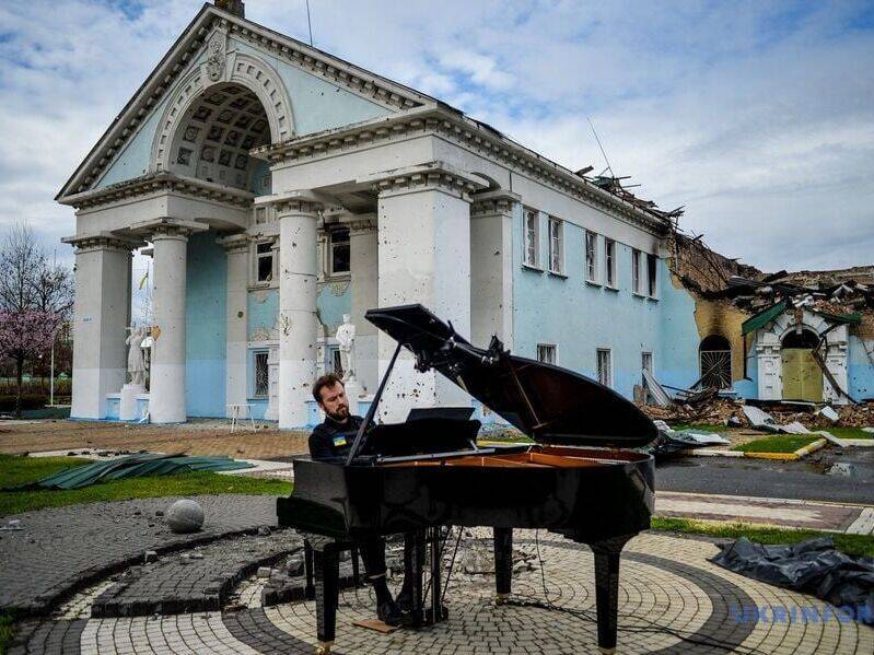 Известный пианист Дариус Мажинтас выступил в Ирпене перед разрушенным оккупантами Домом культуры