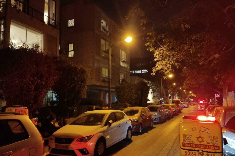 В Тель-Авиве женщина упала с крыши дома