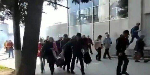 В людей бросали гранаты. В Херсоне оккупанты разогнали мирный митинг, двое пострадавших — видео