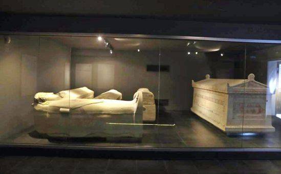 В музее Ларнаки – два новых древних саркофага