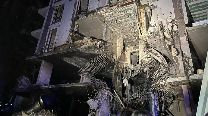 Киев: в результате попадания ракеты в дом пострадали 6 человек