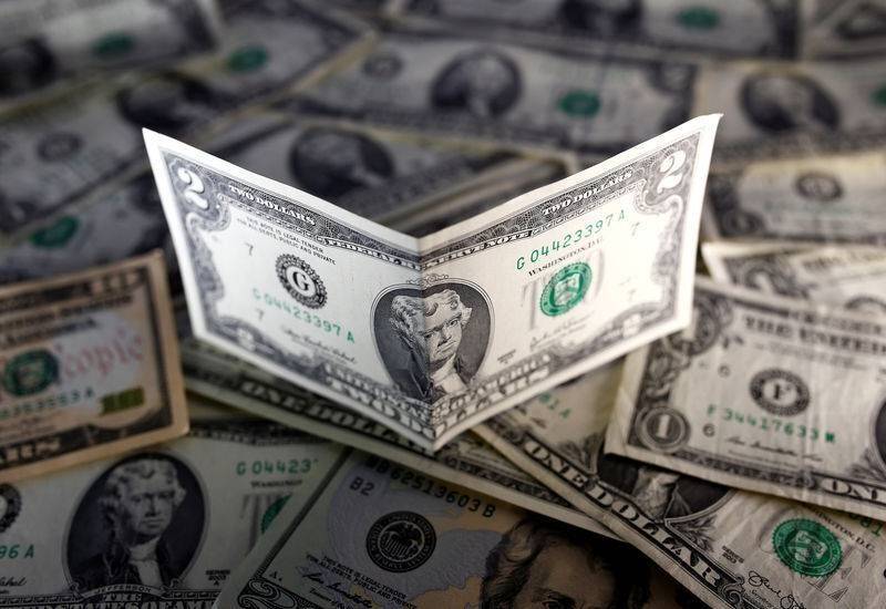 Доллар снизился на фоне фиксации прибыли