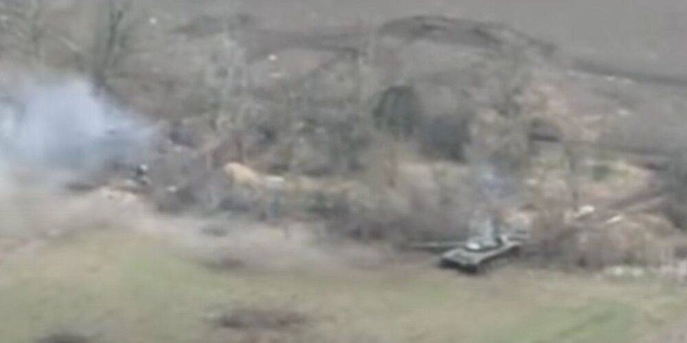 Минус один. ВСУ уничтожили российский танк, который скрывался в лесополосе — видео