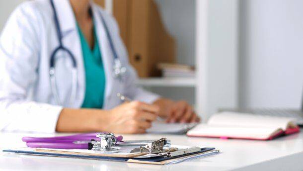 Могут ли принять в больнице ВПЛ без декларации с семейным врачем: пояснение Минздрава