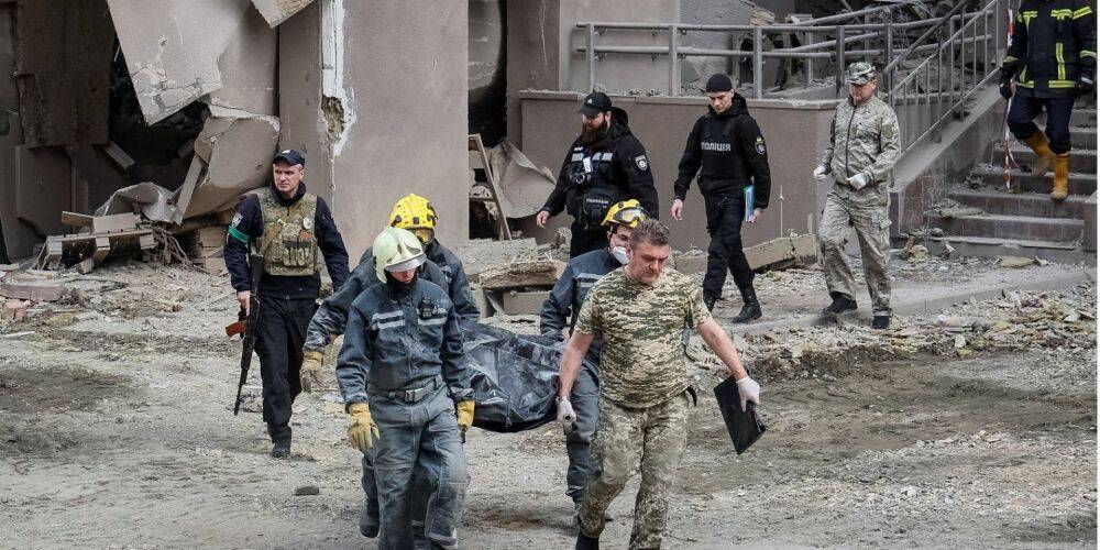 Циничная атака на мирное население. Последствия ракетного удара РФ по центру Киева, который унес жизнь журналистки Веры Гирич — фоторепортаж