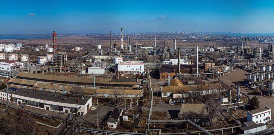 Російські ракети пошкодили нафтосховище та нафтопереробний завод у Одесі