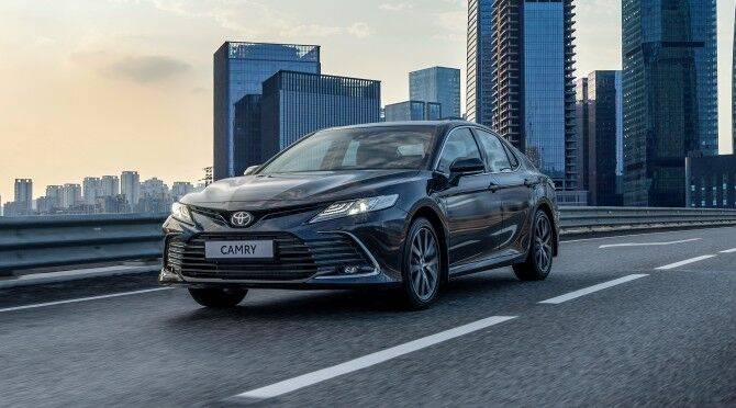 Toyota Camry в марте сохранила лидерство среди бизнес-седанов в России