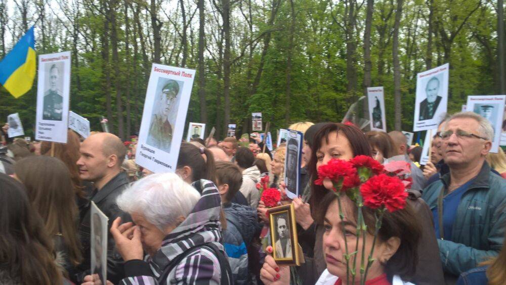 300 рублей в час, фото на палке выдадут: в россии начали искать массовку на шествие "бессмертный полк"