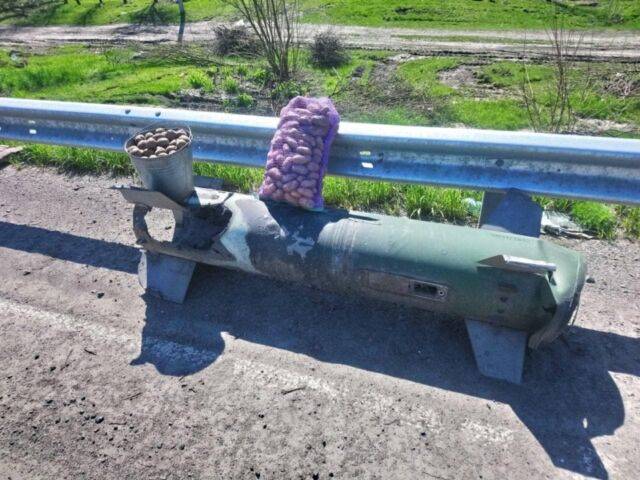 Курьез: селяне на трассе сделали из обломков ракеты прилавок, на котором продают картофель