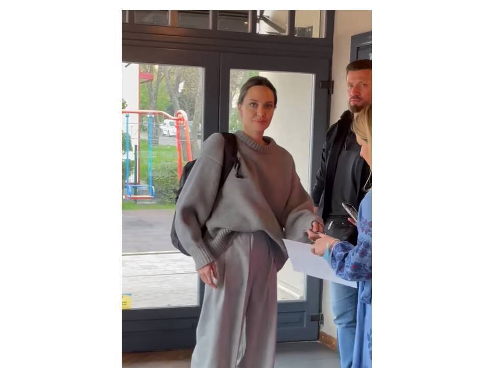 "Так скромно. Без понтов и пафоса", Анджелина Джоли прибыла в Украину – актрису посетила львовскую кофейню. Видео