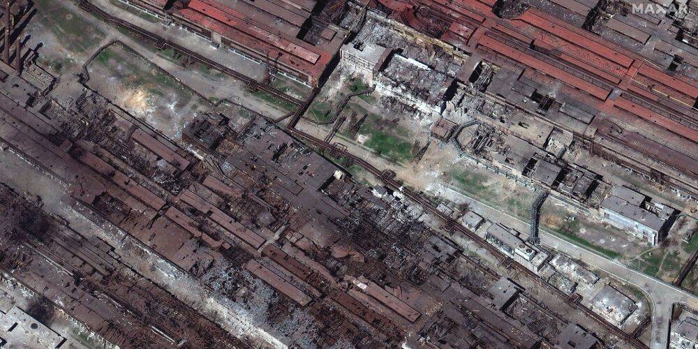 Некоторые здания — руины. Компания Maxar показала спутниковые снимки разрушений на Азовстали, которую регулярно атакует РФ