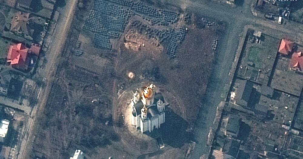Maxar показал спутниковые снимки братской могилы в Буче (фото)