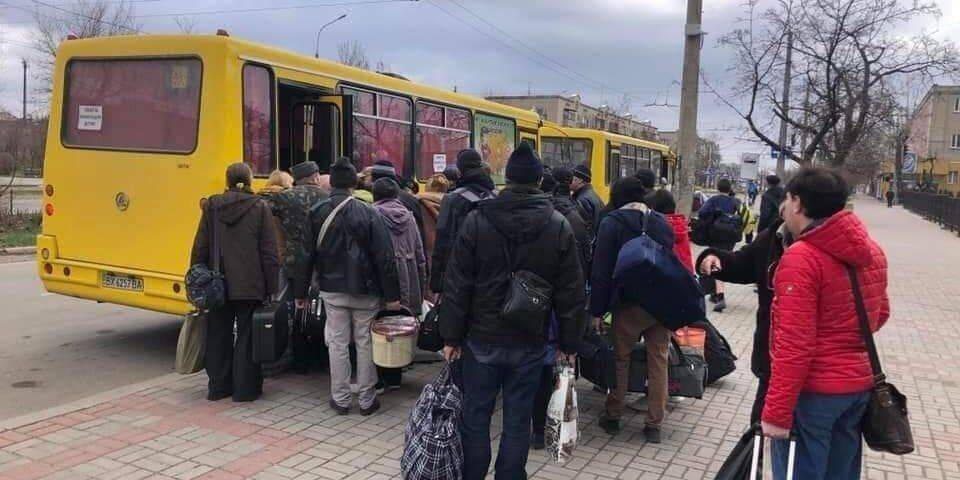 Выезд из Мариуполя — на частном транспорте. Сегодня в Украине будут работать несколько гуманитарных коридоров — маршруты