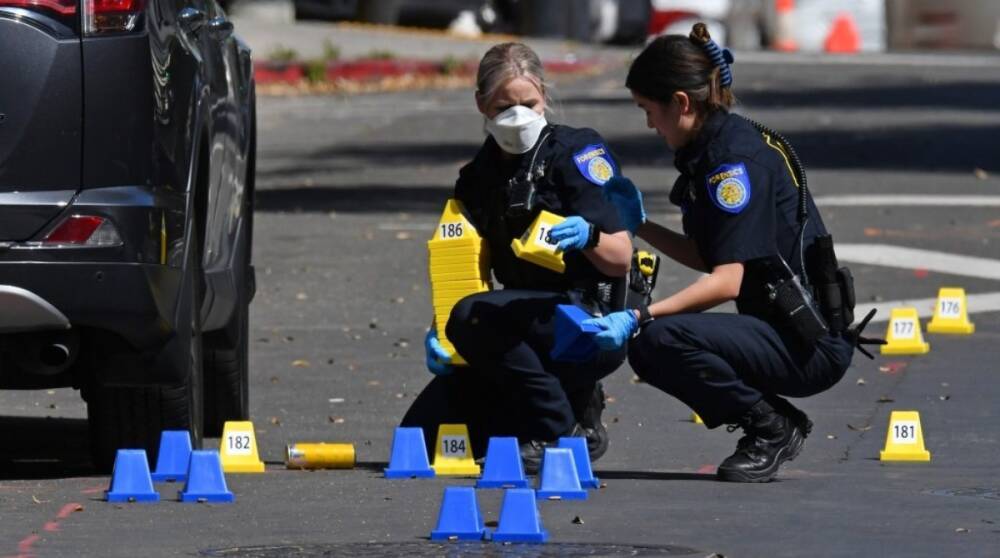 Неизвестные застрелили 6 человек и ранили еще 12 на улице в Сакраменто