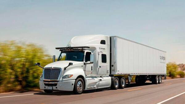 Автопилот в грузовиках будет обходиться транспортным компаниям вдвое дешевле обычных водителей