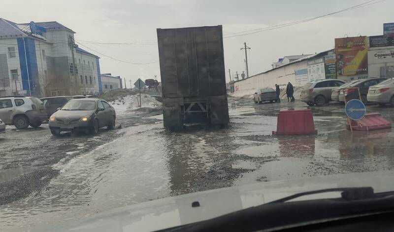 На улице Республики в Тюмени водители устраивают заплыв из-за луж