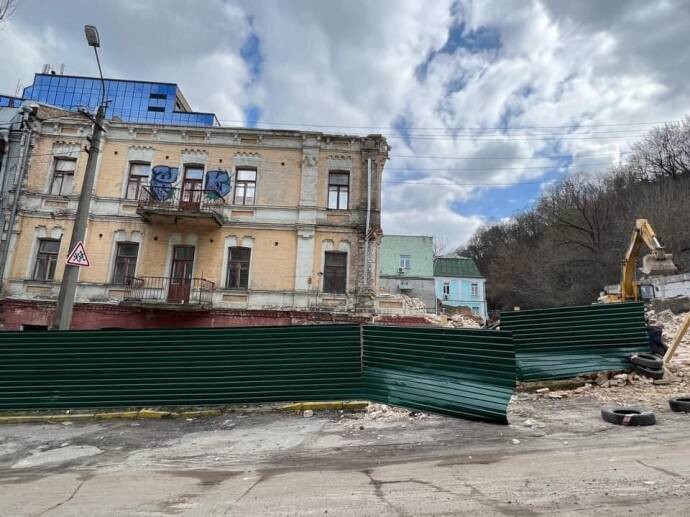 Застройщик продолжает сносить историческое здание на Подоле в Киеве – депутат