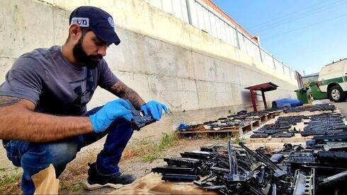 Сотни автоматов и пистолетов найдены в подземном тайнике на юге Израиля