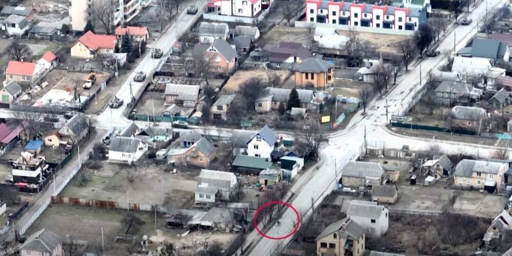 Обнародовано видео, как российская БМД расстреливает мирного жителя в Буче