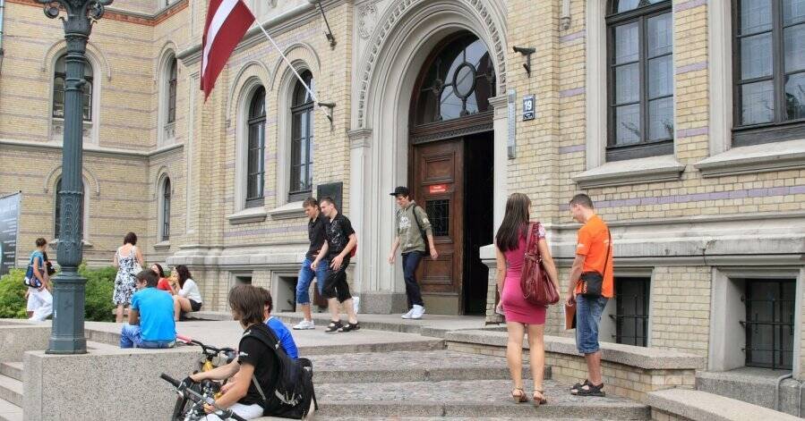 Украинские беженцы — студенты и исследователи — будут получать такие же стипендии, как и латвийцы