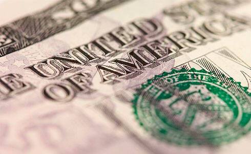 Доллар 6 апреля держится около 2-летнего максимума после комментариев главы ФРС