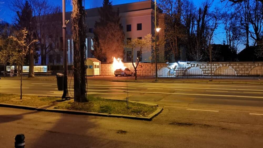 В Бухаресте автомобиль врезался в ворота посольства России